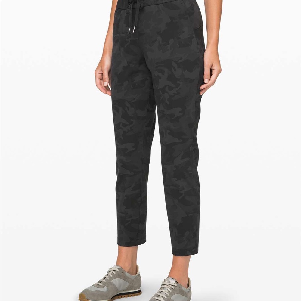 Lululemon On the Fly jogger camo
